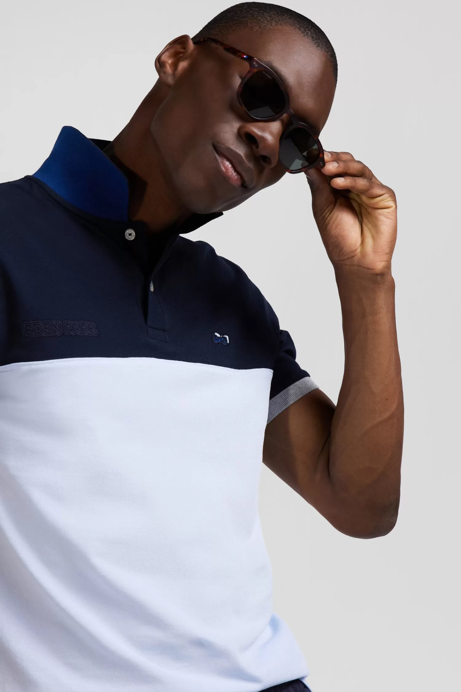 Eden Park Regular sky blue short-sleeved cotton piqué polo shirt with bow tie embroidery and contrasting details< Polos